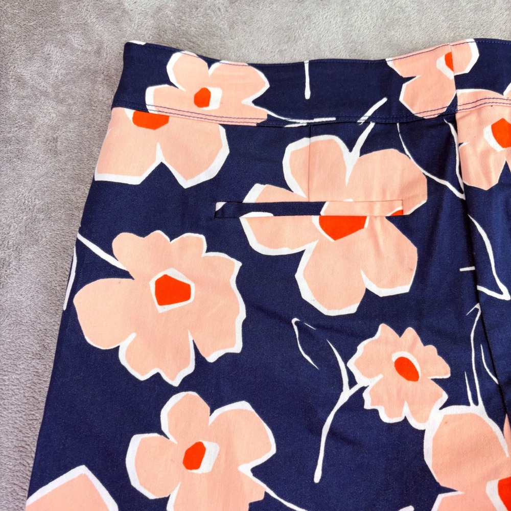 Isaac Mizrahi Womens 12 Navy Floral Scalloped Hem Tailored Shorts Summer Mod NWT - Picture 4 of 11